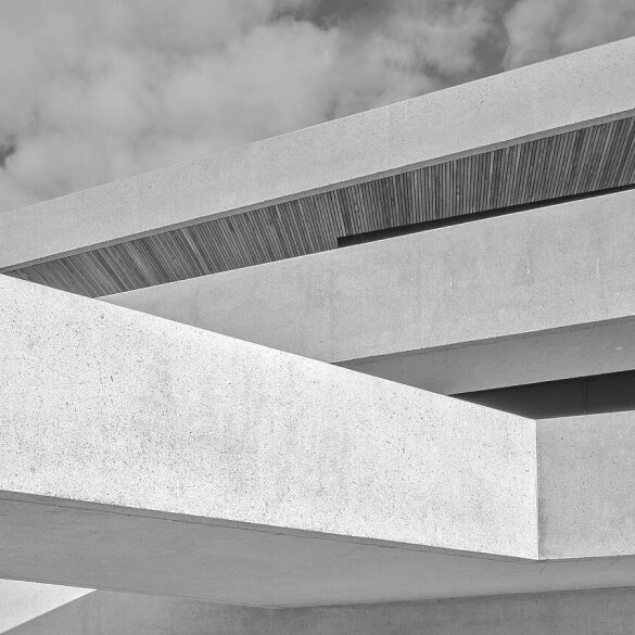 Fotografie von einem Gebäude in schwarzweiss